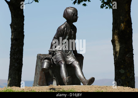 Scultura in bronzo di Angela Hunter intitolata Girl on a Suitcase Beside the Firth of Clyde a Gourock, Inverclyde, Scotland, UK Foto Stock