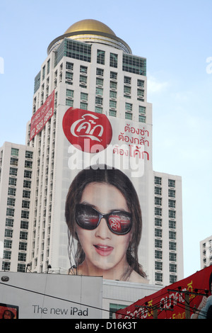 Coca Cola visualizza pubblicità sulla costruzione di Bangkok Foto Stock