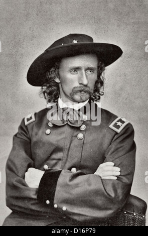 Il maggiore generale George Armstrong Custer della seconda esercito regolare reggimento di cavalleria, quinto esercito regolare reggimento di cavalleria, aiutante di campo U.S. Volontari reggimento di fanteria, e in generale il personale U.S. Volontari reggimento di fanteria in uniforme, 1865 Foto Stock