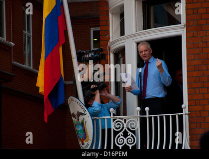 Editor di Wikileaks Julian Assange rende un indirizzo dal balcone dell'Ambasciata ecuadoriana a Londra dove egli è in cerca di rifugio Foto Stock