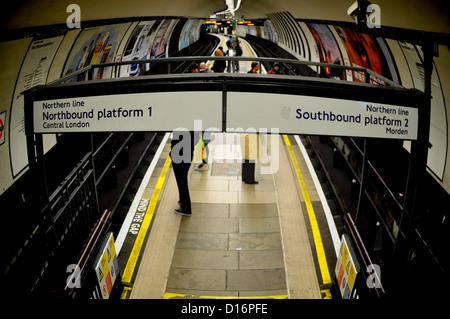 Londra il tubo più stretto la piattaforma a Clapham Common stazione attraverso un "fisheye lens" Foto Stock