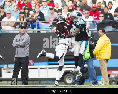 Dicembre 9, 2012 - Charlotte, North Carolina, Stati Uniti d'America - Falchi DB Dunta Robinson (23) giocano difesa contro le pantere WR STEVE SMITH (89), il passaggio di interferenza non è stato chiamato in questo gioco. (Credito Immagine: © Tony Brown/ZUMAPRESS.com) Foto Stock