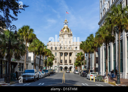 Visualizza in basso Bull Street del Municipio su Bay Street, Savannah, Georgia, Stati Uniti d'America Foto Stock