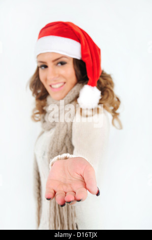 Ragazza giovane in tuta di Natale dare mano vuota Foto Stock