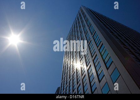 Sun riflettendo sulla costruzione di ufficio di windows Foto Stock