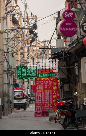 Gli antichi hutong di Pechino: LangFangErTiao, , nei pressi di Qianmen, pieno di tanti piccoli ristoranti Foto Stock