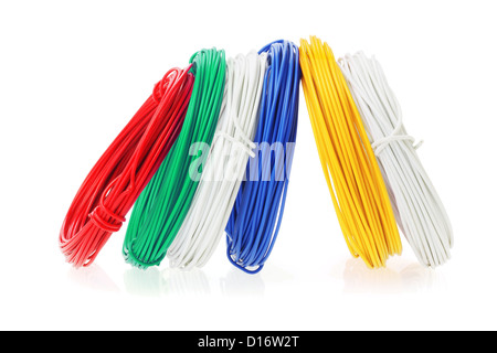 Bobine di fili di colore in piedi in fila su sfondo bianco Foto Stock