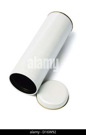 Una forma cilindrica del contenitore metallico giacente su sfondo bianco Foto Stock