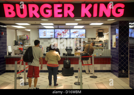 Miami Florida International Airport mia, terminal, gate, Burger King, fast food, ristorante ristoranti ristoranti, caffè, uomo uomini maschio, donna donne, c Foto Stock