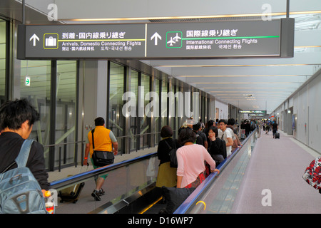 Tokyo Giappone,Asia,Oriente,Aeroporto Internazionale Narita,NRT,cartello,logo,passeggeri in arrivo,voli di coincidenza,inglese,giapponese,kanji,lingua,bilingue,in Foto Stock