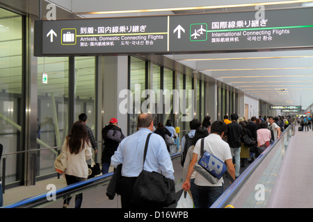 Tokyo Japan,Aeroporto Internazionale Narita,NRT,cartello,passeggeri in arrivo,voli di coincidenza,Inglese,Giapponese,kanji,lingua,bilingue,informazioni,direzioni Foto Stock