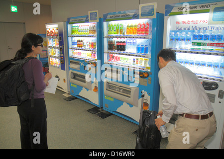 Tokyo Japan,Asia,Orient,Narita International Airport,NRT,gate,distributori automatici,acqua,bibite bibite bevande self service,convenienza,Inglese,Giappone Foto Stock