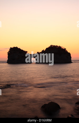 Engetsu isola e del mare al tramonto in Shirahama, prefettura di Wakayama Foto Stock