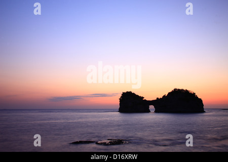 Engetsu isola e del mare al tramonto in Shirahama, prefettura di Wakayama Foto Stock