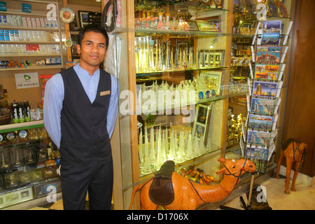 Dubai UAE,Emirati Arabi Uniti,Deira,al Rigga,Flora Grand,hotel,hotel,hotel,ospitalità,lobby,lavoratore migrante,lavoratori,lavoratore straniero,lavoro,lavoro,lavoro,res Foto Stock