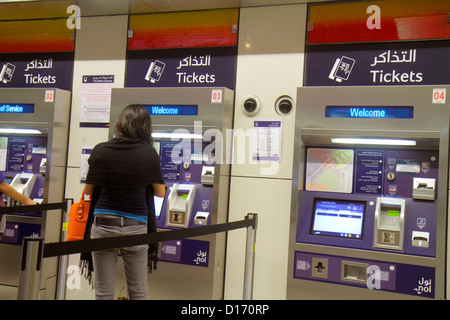 Dubai UAE,Emirati Arabi Uniti,Deira,Dubai Metro,metropolitana,treno,treno,stazione al Rigga,linea rossa,interno,distributori automatici di biglietti,inglese,arabo,l Foto Stock