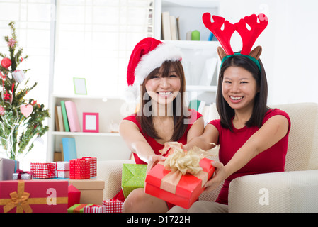 Amici asiatici celebrazione di Natale stile di vita Foto Stock