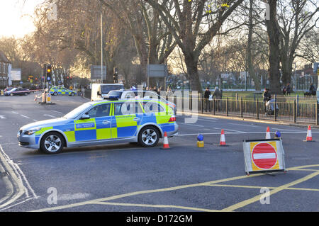 Turnpike Lane, Londra, Regno Unito. Il 10 dicembre 2012. Una macchina della polizia e segnaletica stradale vicino la scena dell'incidente a Turnpike Lane. La scena dell'incidente sulla Green Lanes, fuori Turnpike Lane, stazione di polizia e gli ufficiali di traffico sono presenti. Green Lanes è chiusa causando la congestione del traffico e i percorsi degli autobus. Il pedone, chi è nel suo 30s, si era affrettato a Royal Hospital di Londra a Whitechapel con sospetta ferite alla testa dopo la collisione, poco dopo le 7 del mattino. Due ambulanze, due vetture per uso paramedico e un aereo ambulanza equipaggio in una macchina sono stati chiamati alla scena per trattare il paziente". Foto Stock