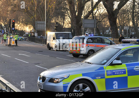 Turnpike Lane, Londra, Regno Unito. Il 10 dicembre 2012. Un camioncino bianco e auto della polizia sulla scena di un incidente a Turnpike Lane. La scena dell'incidente sulla Green Lanes, fuori Turnpike Lane, stazione di polizia e gli ufficiali di traffico sono presenti. Green Lanes è chiusa causando la congestione del traffico e i percorsi degli autobus. Il pedone, chi è nel suo 30s, si era affrettato a Royal Hospital di Londra a Whitechapel con sospetta ferite alla testa dopo la collisione, poco dopo le 7 del mattino. Due ambulanze, due vetture per uso paramedico e un aereo ambulanza equipaggio in una macchina sono stati chiamati alla scena per trattare il paziente". Foto Stock