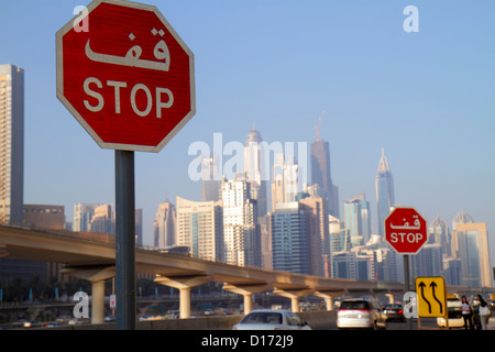 Dubai UAE,Emirati Arabi Uniti,Jumeirah Lake Towers,edificio,grattacieli grattacieli grattacieli edifici costruzione Dubai Marina view,stop sign,inglese,A. Foto Stock