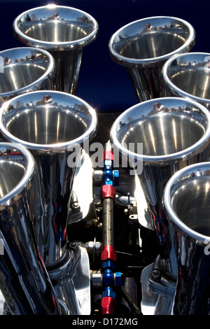 L'aspirazione aria di trombe di un V8 racing motore. Foto Stock