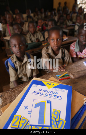 La scuola primaria in Africa. Foto Stock