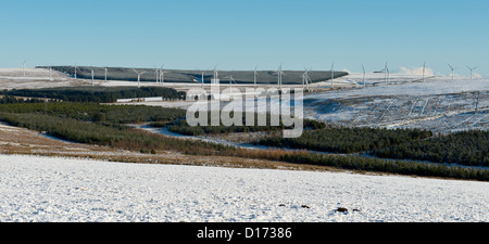 Turbina eolica farm alla Dun diritto nei confini scozzesi Foto Stock