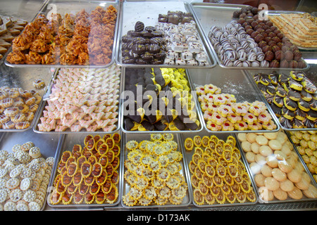 Dubai UAE,Emirati Arabi Uniti,Deira,al Rigga,dolci iraniani Abshar,dessert,dolci,biscotti,caramelle,prodotti da forno,pasticceria,torte,vetrina,UAE1210110 Foto Stock