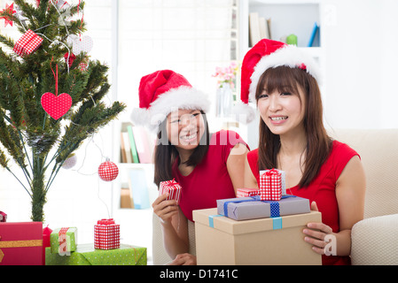 Amici asiatici celebrazione di Natale stile di vita Foto Stock