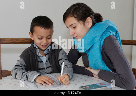 6-anno-vecchio ragazzo iscritto con sua sorella Foto Stock