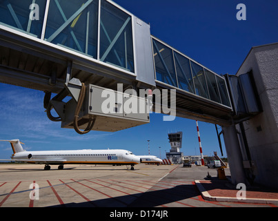 L'Italia, Bari, aeroporto internazionale di volo della torre di controllo e gli aerei parcheggiati Foto Stock