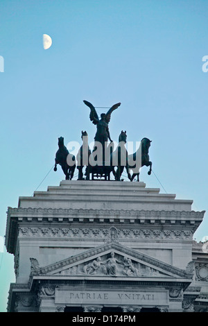 L'Italia, Lzio, Roma, Piazza Venezia, vista dell'edificio Vittoriano Foto Stock