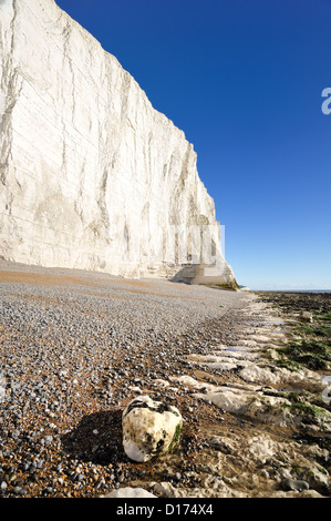 Alta chalk scogliere lungo la costa Foto Stock