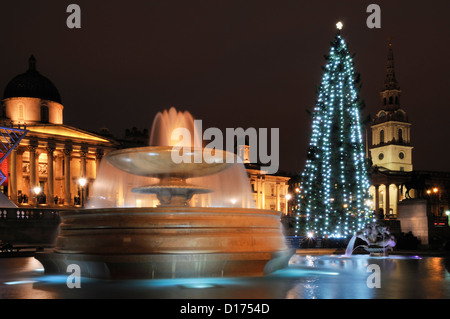 Trafalgar Square Londra Regno Unito di notte durante il Natale 2012, con albero di Natale e fontane, e la National Gallery sullo sfondo Foto Stock