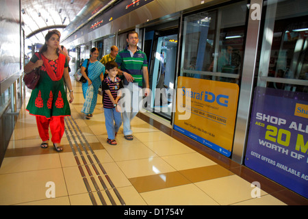 Dubai UAE,Emirati Arabi Uniti,Deira,stazione della metropolitana al Rigga,linea rossa,metropolitana,treno,treno,piattaforma,uomo asiatico uomini maschio adulti,padre,genitore,genitori Foto Stock