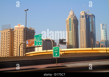 Dubai UAE,Emirati Arabi Uniti,al Satwa,Sheikh Zayed Road,Inglese,Arabo,lingua,bilingue,indicazioni,uscita,direzioni,frecce,Toyota Nasser Rashid Lootah b Foto Stock