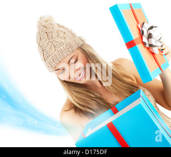 Foto di bella donna bionda in elegante Cappello invernale aperto il grande blu presente casella, bella ragazza ricevere regali di Natale Foto Stock