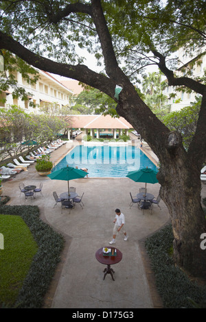 Area della piscina del Raffles Hotel Le Royal, Phnom Penh Cambogia Foto Stock