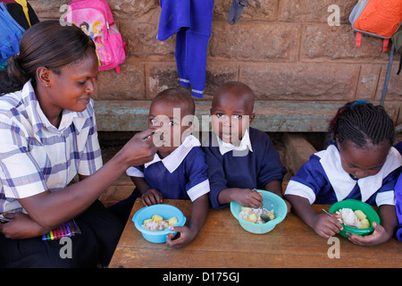 Pasto in un asilo nido finanziato da un 25.000 KS prestito da opportunità la microfinanza Foto Stock