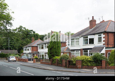 Case a schiera, costruita in mattoni con pebbledash finsh al piano superiore, risalente agli anni trenta del novecento in Moss Lane Bolton. Foto Stock