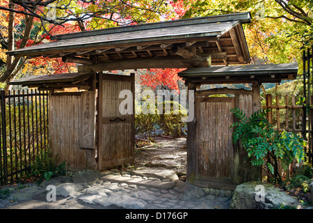 L'entrata a un tea garden a Tokyo in Giappone Foto Stock