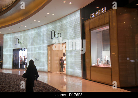 Dubai UAE,Emirati Arabi Uniti,Downtown Dubai,Burj Dubai,Dubai Mall,lusso,negozio,negozi,aziende,quartiere,musulmano,donna donne,scialle,accappatoio,hijab Foto Stock