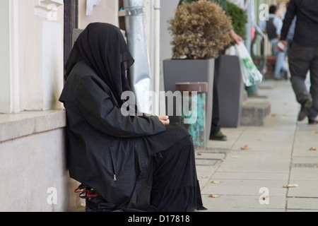 Velò anziana donna vestita di nero, di accattonaggio e vendita di icone per le strade di Tbilisi, Georgia Foto Stock