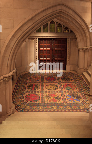 Il lato ingresso alla cripta reale a Laeken in Belgio con gli stemmi di tutte le 9 province belghe Foto Stock