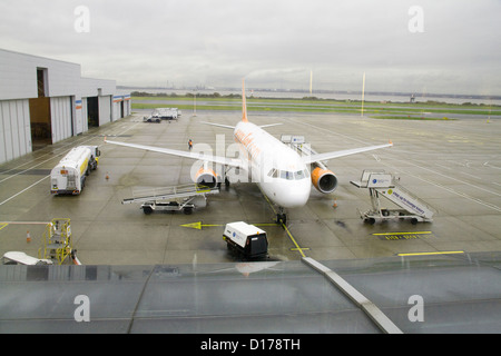 L'Aeroporto John Lennon di Liverpool England Regno Unito piano Easyjet parcheggiato sul piazzale di essere serviti per la partenza del volo Foto Stock