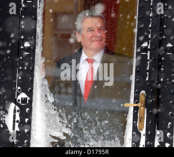 Il Presidente tedesco Gauck Joachm guarda al di fuori di un innevamento programmato nella porta del suo hotel a Zagabria in Croazia, 08 dicembre 2012. Pesanti nevicate portato fino a 40 cem di nuovo la neve. Se la partenza del capo dello stato tedesco e la sua delegazione può andare avanti come previsto è discutibile in questo momento. Gauck era in Croazia per una tre giorni prima visita. Foto: Wolfgang Kumm Foto Stock