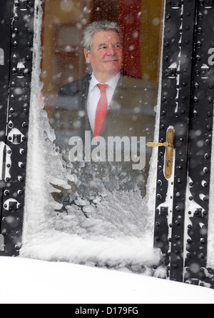 Il Presidente tedesco Gauck Joachm guarda al di fuori di un innevamento programmato nella porta del suo hotel a Zagabria in Croazia, 08 dicembre 2012. Pesanti nevicate portato fino a 40 cem di nuovo la neve. Se la partenza del capo dello stato tedesco e la sua delegazione può andare avanti come previsto è discutibile in questo momento. Gauck era in Croazia per una tre giorni prima visita. Foto: Wolfgang Kumm Foto Stock