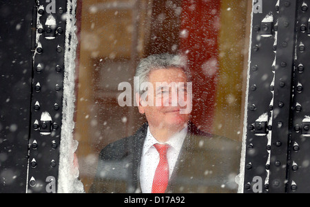 Il Presidente tedesco Gauck Joachm guarda al di fuori di un innevamento programmato nella porta del suo hotel a Zagabria in Croazia, 08 dicembre 2012. Pesanti nevicate portato fino a 40 cem di nuovo la neve. Se la partenza del capo dello stato tedesco e la sua delegazione può andare avanti come previsto è discutibile in questo momento. Gauck era in Croazia per una tre giorni prima visita. Foto: Wolfgang Kumm Foto Stock