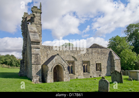 Le rovine di una chiesa di St Martin in il villaggio abbandonato di Wharram Percy Foto Stock