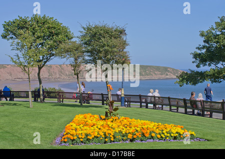 Filey Bay e Carr Naze in background visto dal Royal Crescent Gardens Foto Stock